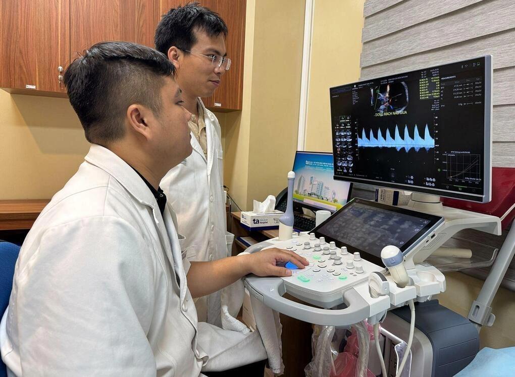 BS Nguyễn Ngọc Tú cùng đồng nghiệp đánh giá thai nhi trên máy siêu âm