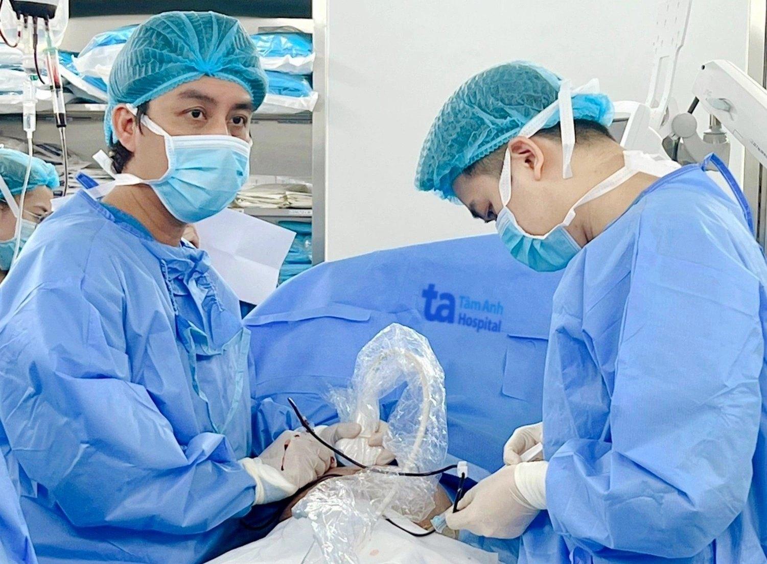 BS Nguyễn Ngọc Tú truyền máu cho thai nhi qua dây rốn