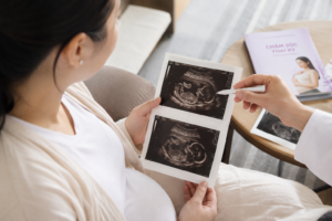 Bác sĩ tư vấn cho thai phụ về ngôi thai chưa cố định dựa trên hình ảnh siêu âm thai trong buổi khám thai