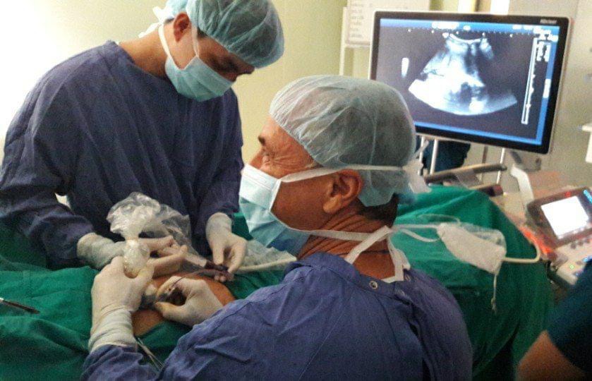 Hình ảnh Dr Tú truyền máu cho thai nhi qua dây rốn