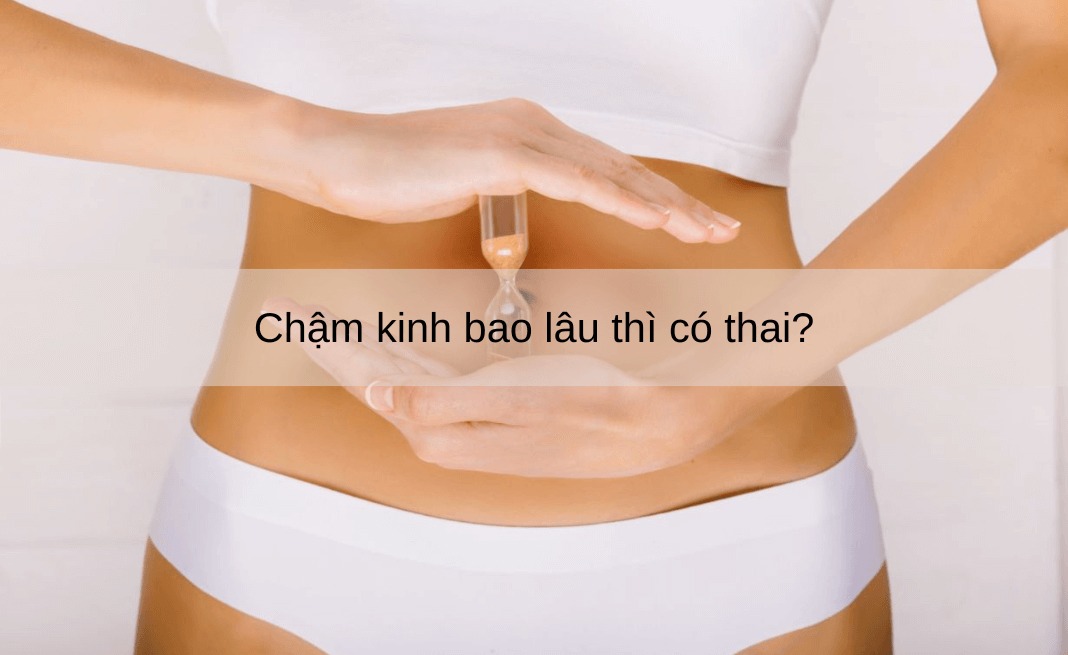 Người phụ nữ đọc hướng dẫn thử thai khi chậm kinh