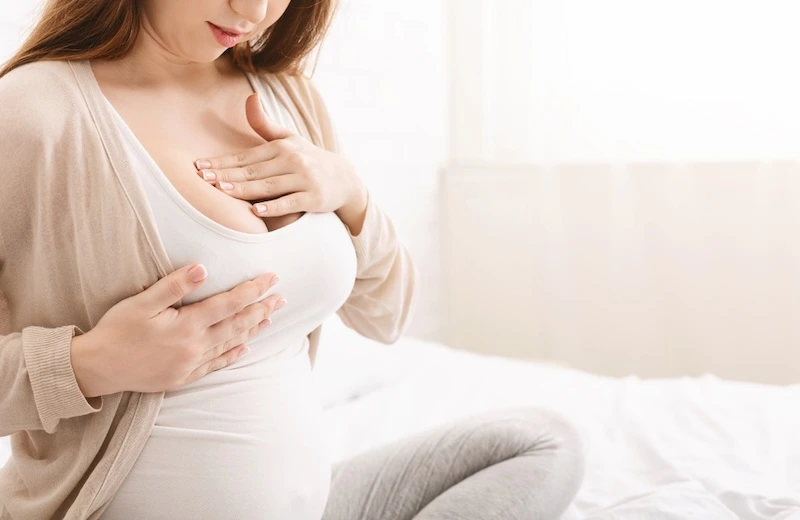 Thai phụ khó chịu vùng ngực cần theo dõi dấu hiệu đỏ nứt hoặc chảy dịch