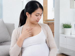 Mẹ bầu quan sát các nốt mụn thịt nhỏ vùng cổ và ngực trong thai kỳ