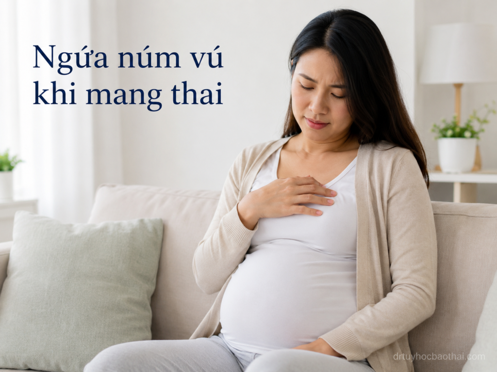 Mẹ bầu bị ngứa núm vú khi mang thai, ngồi trên ghế sofa và đặt tay lên vùng ngực với biểu hiện khó chịu nhẹ