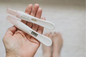 Thử que 2 vạch mờ là có thai không?