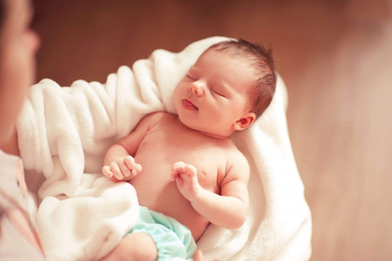 Chăm sóc trẻ sơ sinh tháng đầu