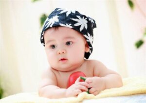 Em bé 12 tháng tuổi