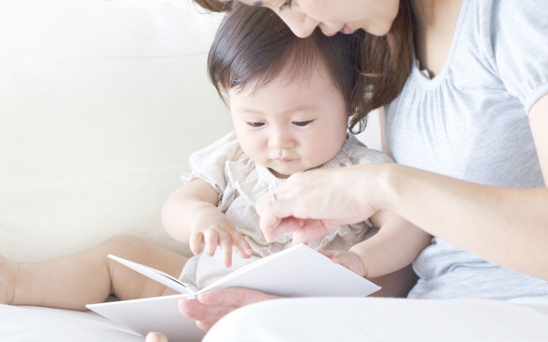 Em bé 16 tháng tuổi