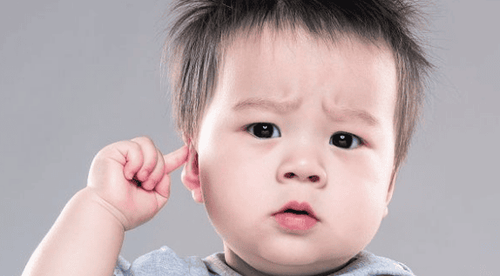 Em bé 20 tháng tuổi