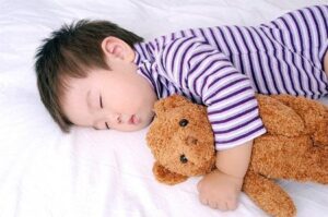 Em bé 28 tháng tuổi