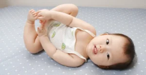 Em bé 4 tháng tuổi