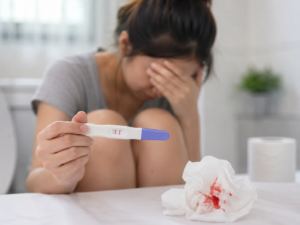 Phụ nữ lo lắng khi thử que 2 vạch nhưng ra máu, cần được theo dõi và thăm khám thai sớm