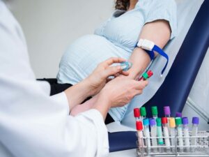Nhiễm mẫu mẹ trong xét nghiệm mô thai là gì