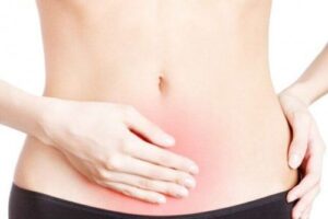 Thai phụ có dấu hiệu bất thường trong thai kỳ được bác sĩ thăm khám
