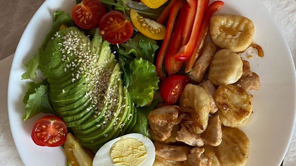 Bữa ăn đa dạng có thực phẩm giàu sắt
